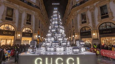 quanto è costato l'albero di natale di gucci|Albero di Natale di Gucci, quanto è costato e perché ha sollevato .